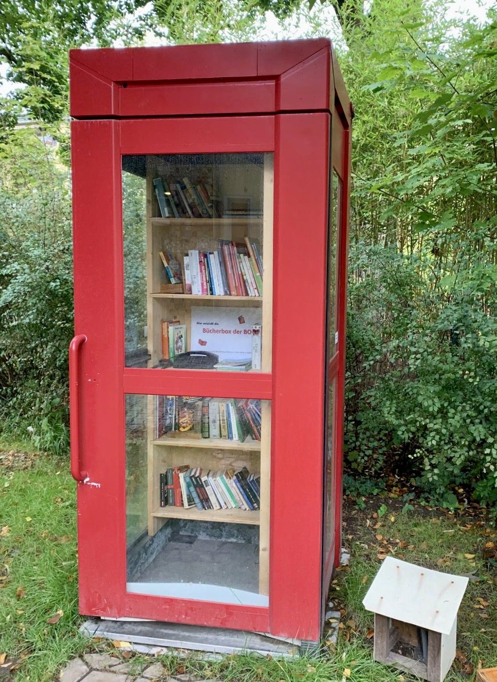 Die Bücherbox der BOS hält für jeden Lesestoff bereit.