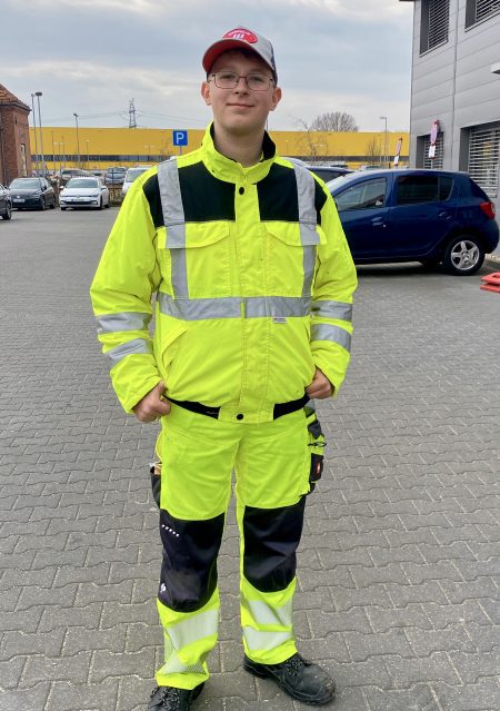 Maurice aus der O1a in der Arbeitskleidung seiner Praktikumsfirma.